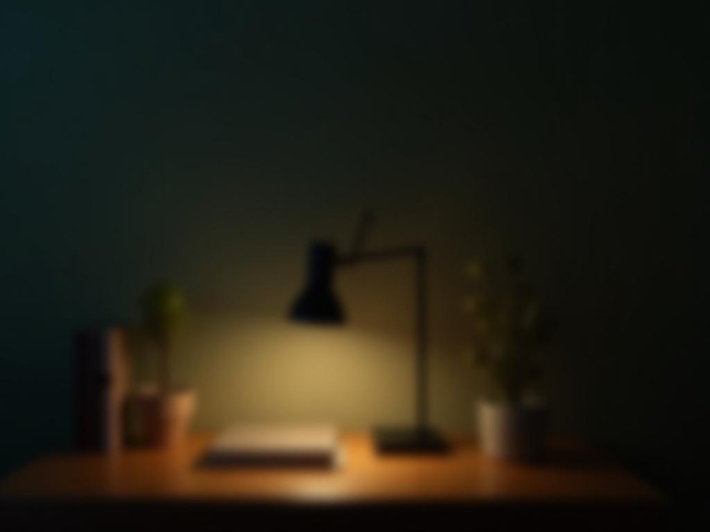 Komorebiデスクランプが柔らかな光でホームオフィスを照らしている様子。