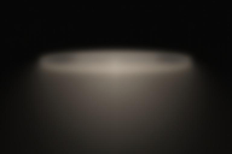 シームレスに統合された部品を持つ、ミニマルなデザインの照明器具。